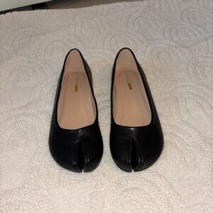 Fashion Nova Black Split-Toe Flats